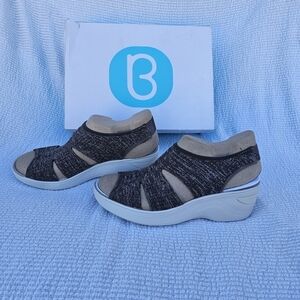 BZees Double Up Wedge Sandal Morel open toe  size 9.5